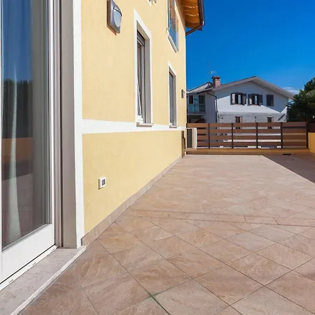 Urban Homy Bed and Breakfast Γκορίτσια